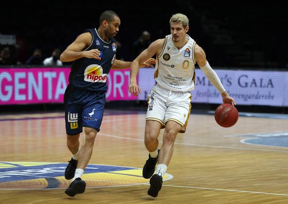 Löwen Braunschweig vs. Crailsheim, BBL Braunschweig, 20.12.2020, BASKETBALL - easyCredit BBL Basketball Bundesliga, Löwen Braunschweig vs. HAKRO Merlins Crailsheim, Saison 2020 21. Elias Lasisi (HAKRO Merlins Crailsheim), Lukas Wank (Löwen Braunschweig) Braunschweig