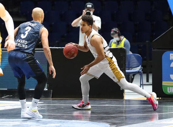 Löwen Braunschweig vs. Crailsheim, BBL Braunschweig, 20.12.2020, BASKETBALL - easyCredit BBL Basketball Bundesliga, Löwen Braunschweig vs. HAKRO Merlins Crailsheim, Saison 2020 21. Maurice Stuckey (HAKRO Merlins Crailsheim), Garai Zeeb (Löwen Braunschweig) Braunschweig