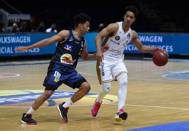 Löwen Braunschweig vs. Crailsheim, BBL Braunschweig, 20.12.2020, BASKETBALL - easyCredit BBL Basketball Bundesliga, Löwen Braunschweig vs. HAKRO Merlins Crailsheim, Saison 2020 21. Trae Bell-Haynes (HAKRO Merlins Crailsheim), Garai Zeeb (Löwen Braunschweig) Braunschweig