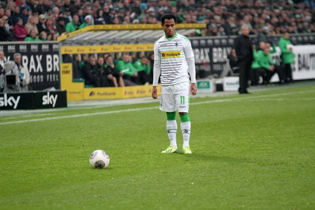 Moenchengladbach, Deutschland 07. Dezember 2013: 1.BL - 13 14 - Borussia Moenchengladbach vs.FC Schalke 04. Raffael (Gladbach) beim Freistoss Aktion . Einzelbild . Freisteller . mit Ball . 1.BL - 13 14 - Borussia Moenchengladbach vs.FC Schalke 04.
