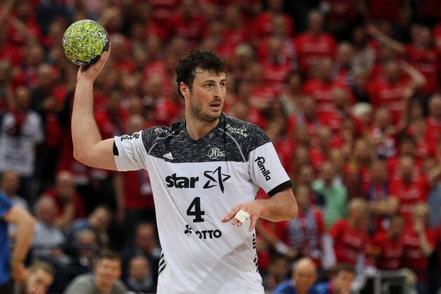 Hamburg, Deutschland 09. April 2017: REWE - Final Four - 16 17 - THW Kiel vs. SG Flensburg Handewitt Domagoj Duvnjak (THW Kiel, 4) Aktion . Einzelbild . mit Ball. quer, querformat REWE - Final Four - 16 17 - THW Kiel vs. SG Flensburg Handewitt