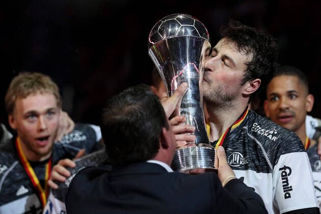 Hamburg, Deutschland 09. April 2017: REWE - Final Four - 16 17 - THW Kiel vs. SG Flensburg Handewitt Domagoj Duvnjak (THW Kiel, 4) kuesst bei der Uebergabe den DHB-Pokal nach dem Sieg im Finale. Schlussjubel Schlußjubel Emotion Freude quer, querformat REWE - Final Four - 16 17 - THW Kiel vs. SG Flensburg Handewitt