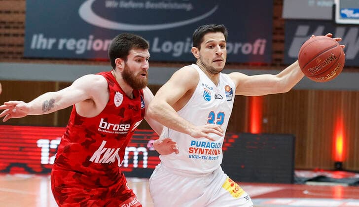 Deutschland, Wuerzburg, s.Oliver Arena, 20.12.2020, emspor, emonline, despor, deonline, s.Oliver Wuerzburg vs. SYNTAINICS MBC, Basketball, BBL Bild: v. li. Tayler Persons (s.Oliver Wuerzburg) und Roko Rogic (MBC) Copyright: HMBxMedia xHeikoxBecker