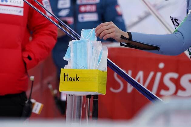 Bilder des Jahres 2020, Sport 12 Dezember Foto Manuel Geisser 20.12.2020 FIS Skisprung Weltcup Engelberg Sonntag Probedurchgang Bild : Mund-Nasen Masken fuer die Skispringer Einzelbild Aktion *** Photo Manuel Geisser 20 12 2020 FIS Ski Jumping World Cup Engelberg Sunday trial round picture mouth nose masks for the ski jumpers single picture action 