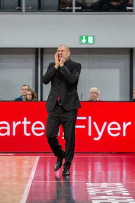 Bamberg, Deutschland 10. Dezember 2019: BCL - 19 20 - Brose Bamberg vs. ERA Nymburk Trainer Oren Amiel (Nymburk), Aktion Einzel Freisteller Gestik Geste gestikuliert BCL - 19 20 - Brose Bamberg vs. ERA Nymburk