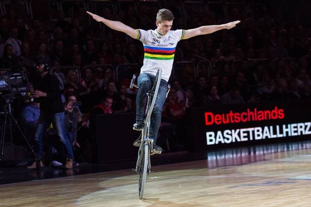 Bamberg, Deutschland 12. Januar 2020: BBL Pokal - 19 20 - 1 2 Finale - Brose Bamberg vs. ALBA Berlin Lukas Kohl, Aktion Kunstradfahren Rad BDR Weltmeister Weltrekordhalter Deutscher Meister Europa Meister RMSV Concordia Kirchehrenbach BBL Pokal - 19 20 - 1 2 Finale - Brose Bamberg vs. ALBA Berlin