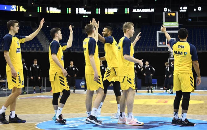 Basketball Berlin 19.12.2020 Saison 2020 2021 easyCredit BBL 1. Bundesliga BBL Alba Berlin vs ratiopharm Ulm vl: Tim Schneider (10 ALB), Jonas Mattisseck (9 ALB), Malte Delow (6 ALB), Johannes Thiemann (32 ALB), Niels Giffey (5 ALB) und Peyton Siva (3 ALB)
