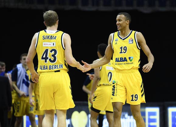 Basketball Berlin 19.12.2020 Saison 2020 2021 easyCredit BBL 1. Bundesliga BBL Alba Berlin vs ratiopharm Ulm vl: Luke Sikma (43 ALB) und Louis Olinde (19 ALB)