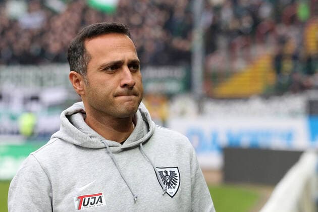 Muenster, Deutschland 15. Oktober 2016: 3.Liga - 16 17 - SC Preussen Muenster vs. Wehen Wiesbaden Interims Trainer Cihan Tasdelen (Muenster), Aktion . Einzelbild . 3.Liga - 16 17 - SC Preussen Muenster vs. Wehen Wiesbaden