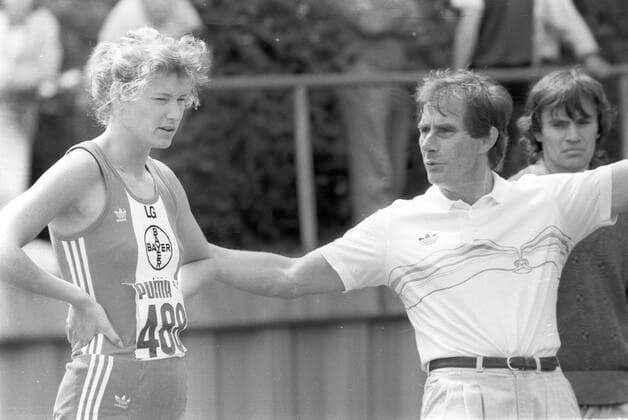 Deutsche Leichtathletik-Mannschaftsmeisterschaften 1988 in Leverkusen 11.06.1988. Heike Redetzky (Hochsprung) und Trainer Gerd Osenberg (beide Bayer Leverkusen). *** German Athletics Team Championships 1988 in Leverkusen 11 06 1988 Heike Redetzky high jump and coach Gerd Osenberg both Bayer Leverkusen HM