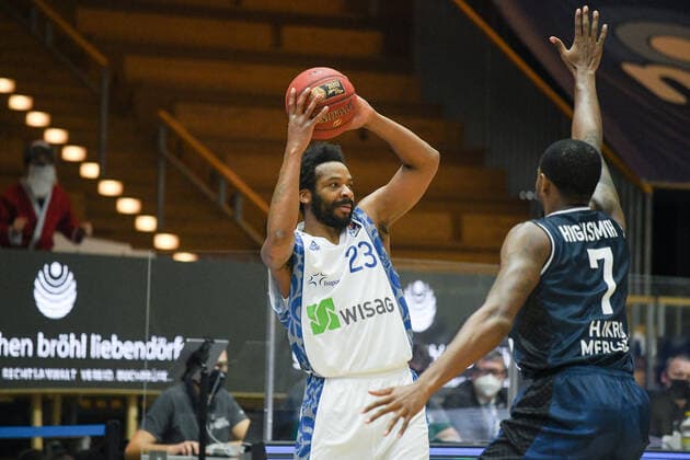 Quantez Robertson (Fraport Skyliners) im Zweikampf mit Haywood Highsmith (HAKRO Merlins Crailsheim), GER, HAKRO Merlins Crailsheim vs. Fraport Skyliners Frankfurt, 22.12.2020, 8. Spieltag easycredit Basketball Bundesliga, Spielzeit 2020 2021. GER, HAKRO Merlins Crailsheim vs. Fraport Skyliners Frankfurt, 22.12.2020, 8. Spieltag easycredit Basketball Bundesliga, Spielzeit 2020 2021 Crailsheim Copyright: xMemmlerx Eibner-Pressefotox EP_mmr