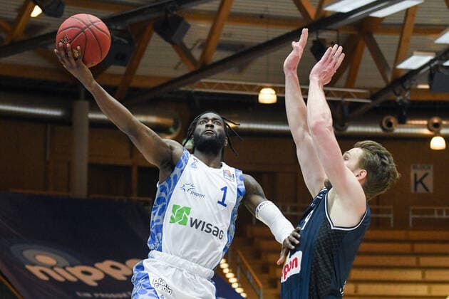 Matt Mobley (Fraport Skyliners) am Korb gegen Fabian Bleck (HAKRO Merlins Crailsheim), GER, HAKRO Merlins Crailsheim vs. Fraport Skyliners Frankfurt, 22.12.2020, 8. Spieltag easycredit Basketball Bundesliga, Spielzeit 2020 2021. GER, HAKRO Merlins Crailsheim vs. Fraport Skyliners Frankfurt, 22.12.2020, 8. Spieltag easycredit Basketball Bundesliga, Spielzeit 2020 2021 Crailsheim Copyright: xMemmlerx Eibner-Pressefotox EP_mmr