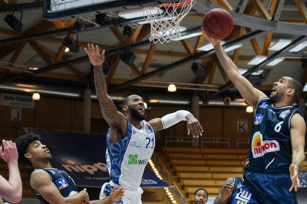 Kamari Murphy (Fraport Skyliners) am Korb gegen Elias Lasisi (HAKRO Merlins Crailsheim), GER, HAKRO Merlins Crailsheim vs. Fraport Skyliners Frankfurt, 22.12.2020, 8. Spieltag easycredit Basketball Bundesliga, Spielzeit 2020 2021. GER, HAKRO Merlins Crailsheim vs. Fraport Skyliners Frankfurt, 22.12.2020, 8. Spieltag easycredit Basketball Bundesliga, Spielzeit 2020 2021 Crailsheim Copyright: xMemmlerx Eibner-Pressefotox EP_mmr