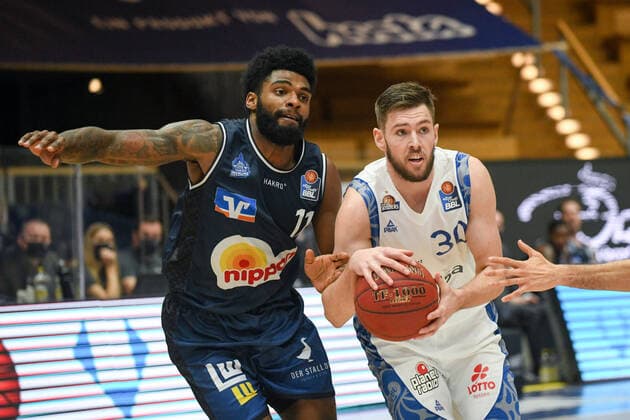 Jon Axel Gudmundsson (Fraport Skyliners) im Zweikampf Tim Coleman (HAKRO Merlins Crailsheim), GER, HAKRO Merlins Crailsheim vs. Fraport Skyliners Frankfurt, 22.12.2020, 8. Spieltag easycredit Basketball Bundesliga, Spielzeit 2020 2021. GER, HAKRO Merlins Crailsheim vs. Fraport Skyliners Frankfurt, 22.12.2020, 8. Spieltag easycredit Basketball Bundesliga, Spielzeit 2020 2021 Crailsheim Copyright: xMemmlerx Eibner-Pressefotox EP_mmr