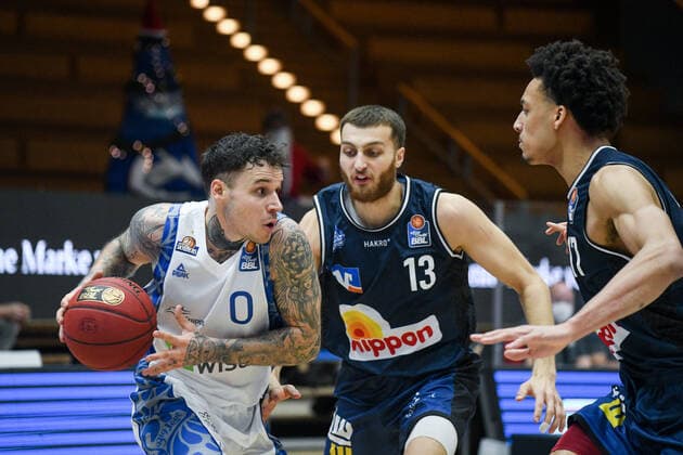 Konstantin Konga (Fraport Skyliners) im Zweikampf mit Radii Caisin (HAKRO Merlins Crailsheim) und Jamuni McNeace (HAKRO Merlins Crailsheim), GER, HAKRO Merlins Crailsheim vs. Fraport Skyliners Frankfurt, 22.12.2020, 8. Spieltag easycredit Basketball Bundesliga, Spielzeit 2020 2021. GER, HAKRO Merlins Crailsheim vs. Fraport Skyliners Frankfurt, 22.12.2020, 8. Spieltag easycredit Basketball Bundesliga, Spielzeit 2020 2021 Crailsheim Copyright: xMemmlerx Eibner-Pressefotox EP_mmr