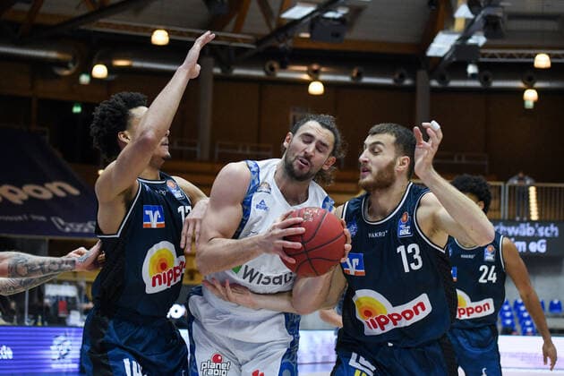 Marco Voeller (Fraport Skyliners) im Zweikampf mit Jamuni McNeace (HAKRO Merlins Crailsheim) und Radii Caisin (HAKRO Merlins Crailsheim), GER, HAKRO Merlins Crailsheim vs. Fraport Skyliners Frankfurt, 22.12.2020, 8. Spieltag easycredit Basketball Bundesliga, Spielzeit 2020 2021. GER, HAKRO Merlins Crailsheim vs. Fraport Skyliners Frankfurt, 22.12.2020, 8. Spieltag easycredit Basketball Bundesliga, Spielzeit 2020 2021 Crailsheim Copyright: xMemmlerx Eibner-Pressefotox EP_mmr