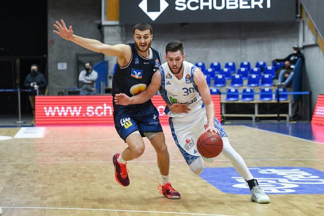 Jon Axel Gudmundsson (Fraport Skyliners) im Zweikampf mit Radii Caisin (HAKRO Merlins Crailsheim), GER, HAKRO Merlins Crailsheim vs. Fraport Skyliners Frankfurt, 22.12.2020, 8. Spieltag easycredit Basketball Bundesliga, Spielzeit 2020 2021. GER, HAKRO Merlins Crailsheim vs. Fraport Skyliners Frankfurt, 22.12.2020, 8. Spieltag easycredit Basketball Bundesliga, Spielzeit 2020 2021 Crailsheim Copyright: xMemmlerx Eibner-Pressefotox EP_mmr