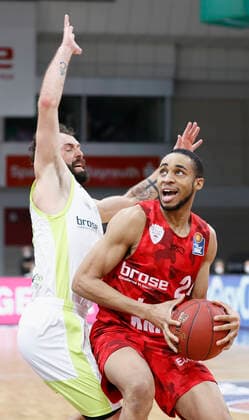 Deutschland, Bayreuth, Oberfrankenhalle, 22.12.2020, emspor, emonline, despor, deonline, medi bayreuth vs. s.Oliver Wuerzburg, Basketball, BBL Bild: v. li. Bastian Doreth (medi bayreuth) und Cameron Hunt (s.Oliver Wuerzburg) Copyright: HMBxMedia xHeikoxBecker