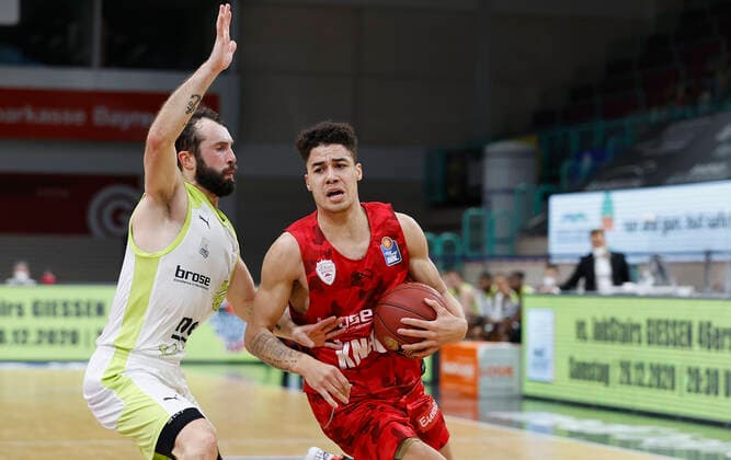 Deutschland, Bayreuth, Oberfrankenhalle, 22.12.2020, emspor, emonline, despor, deonline, medi bayreuth vs. s.Oliver Wuerzburg, Basketball, BBL Bild: v. li. Bastian Doreth (medi bayreuth) und Joshua Obiesie (s.Oliver Wuerzburg) Copyright: HMBxMedia xHeikoxBecker