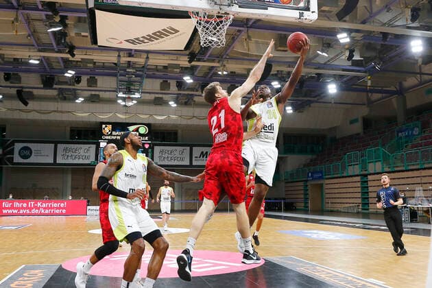 8. Spieltag der easyCredit BBL Basketball Bundesliga in der Oberfrankenhalle in Bayreuth Saison 2020-2021 Medi Bayreuth gegen s.Oliver Würzburg Frank Bartley (Medi Bayreuth 24) rechts Florian Koch (s.Oliver Würzburg 21) links