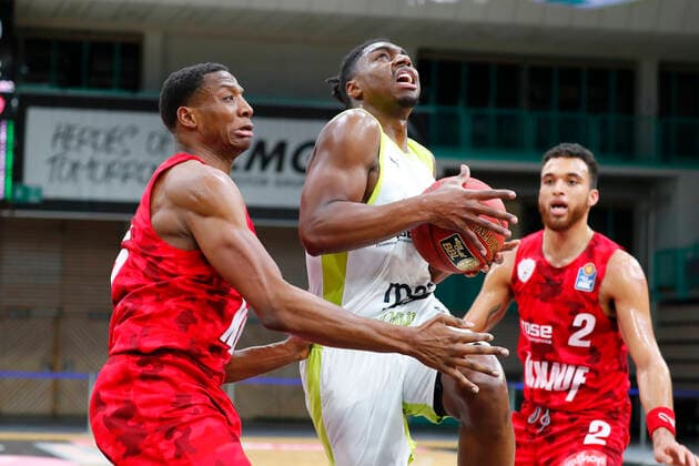 8. Spieltag der easyCredit BBL Basketball Bundesliga in der Oberfrankenhalle in Bayreuth Saison 2020-2021 Medi Bayreuth gegen s.Oliver Würzburg Frank Bartley (Medi Bayreuth 24) mitte Justin Sears (s.Oliver Würzburg 5) links Brekkott Chapman (s.Oliver Würzburg 2) rechts