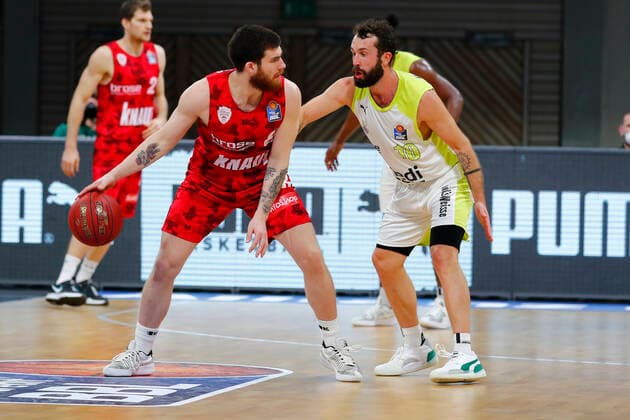 8. Spieltag der easyCredit BBL Basketball Bundesliga in der Oberfrankenhalle in Bayreuth Saison 2020-2021 Medi Bayreuth gegen s.Oliver Würzburg Bastian Doreth (Medi Bayreuth 10) rechts Tayler Persons (s.Oliver Würzburg 8) links