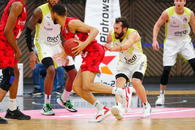 8. Spieltag der easyCredit BBL Basketball Bundesliga in der Oberfrankenhalle in Bayreuth Saison 2020-2021 Medi Bayreuth gegen s.Oliver Würzburg Bastian Doreth (Medi Bayreuth 10) rechts Cameron Hunt (s.Oliver Würzburg 24) links