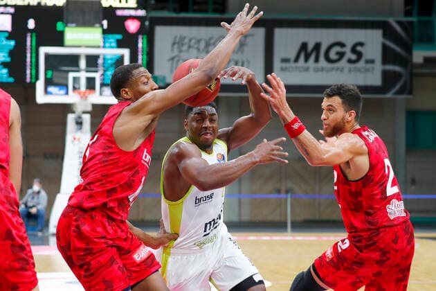 8. Spieltag der easyCredit BBL Basketball Bundesliga in der Oberfrankenhalle in Bayreuth Saison 2020-2021 Medi Bayreuth gegen s.Oliver Würzburg Frank Bartley (Medi Bayreuth 24) mitte Justin Sears (s.Oliver Würzburg 5) links Brekkott Chapman (s.Oliver Würzburg 2) rechts