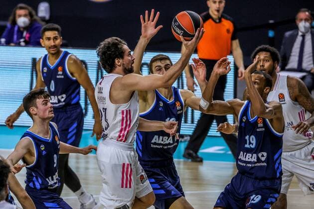 Real Madrid s Sergio Llul (C) in action during a Euroleague basketball match between Real Madrid and Alba Berlin in Madrid, Spain, 22 December 2020. Real Madrid vs Alba Berlin !ACHTUNG: NUR REDAKTIONELLE NUTZUNG!  Copyright: xJuanJoxMartínx GRAF639 20201222-637442709641306681