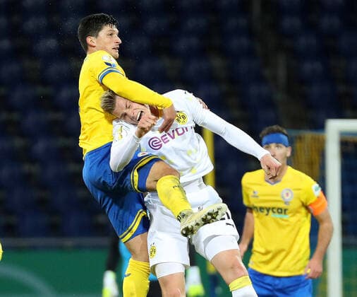 Sport Themen der Woche KW52 Bilder des Jahres 2020, Sport 12 Dezember Sport Bilder des Tages Braunschweig vs. Borussia Dortmund, DFB Pokal Braunschweig, 22.12.2020, FUßBALL - Eintracht Braunschweig vs. Borussia Dortmund, DFB Pokal 2. Runde, Saison 2020 21. Bild zeigt: Jannis Nikolaou (Eintracht Braunschweig), Steffen Tigges (Borussia Dortmund) Braunschweig *** Braunschweig vs Borussia Dortmund, DFB Pokal Braunschweig, 22 12 2020, FUßBALL Eintracht Braunschweig vs Borussia Dortmund, DFB Pokal 2 round, season 2020 21 picture shows Jannis Nikolaou Eintracht Braunschweig , Steffen Tigges Borussia Dortmund Braunschweig