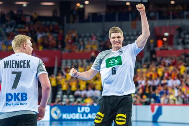 Zagreb, Kroatien 17. Januar 2018: EHF EM - 2018 - Gruppe C - Deutschland vs. Mazedonien v.li. Patrick Wiencek (Deutschland THW Kiel), Finn Lemke (Deutschland MT Melsungen) Jubel Freude Emotion Torjubel EHF EM - 2018 - Gruppe C - Deutschland vs. Mazedonien
