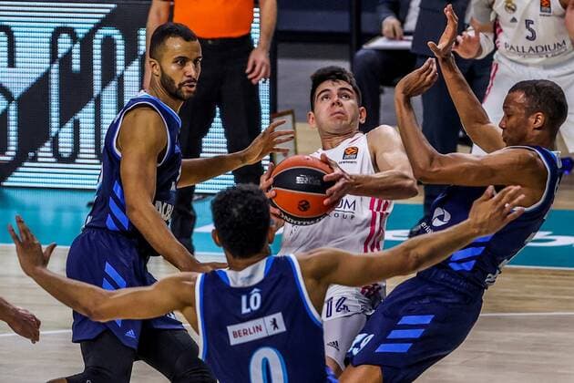 Real Madrid s Gabriel Deck (2-R) in action against Alba Berlin s Louis Olinde (R) during a Euroleague basketball match between Real Madrid and Alba Berlin in Madrid, Spain, 22 December 2020. Real Madrid vs Alba Berlin !ACHTUNG: NUR REDAKTIONELLE NUTZUNG!  Copyright: xJuanJoxMartínx GRAF640 20201222-637442710327711559
