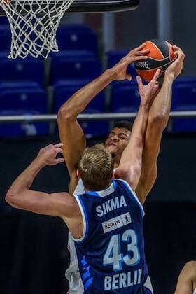 Sport Bilder des Tages Real Madrid s Edy Tavares (back) in action against Alba Berlin s Luke Sikma (front) during a Euroleague basketball match between Real Madrid and Alba Berlin in Madrid, Spain, 22 December 2020. Real Madrid vs Alba Berlin !ACHTUNG: NUR REDAKTIONELLE NUTZUNG!  Copyright: xJuanJoxMartínx GRAF659 20201222-637442724027582512