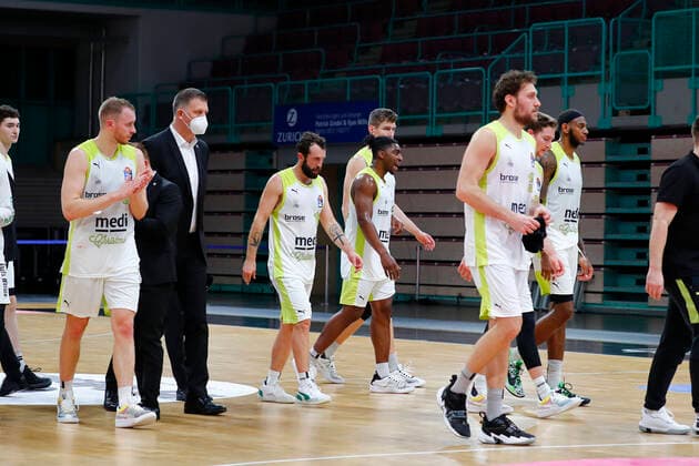 8. Spieltag der easyCredit BBL Basketball Bundesliga in der Oberfrankenhalle in Bayreuth Saison 2020-2021 Medi Bayreuth gegen s.Oliver Würzburg Medi Bayreuth Spieler nach dem Spiel