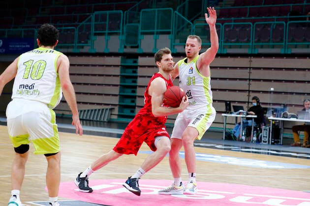 8. Spieltag der easyCredit BBL Basketball Bundesliga in der Oberfrankenhalle in Bayreuth Saison 2020-2021 Medi Bayreuth gegen s.Oliver Würzburg Osvaldas Olisevicius (Medi Bayreuth 31) rechts Florian Koch (s.Oliver Würzburg 21) links