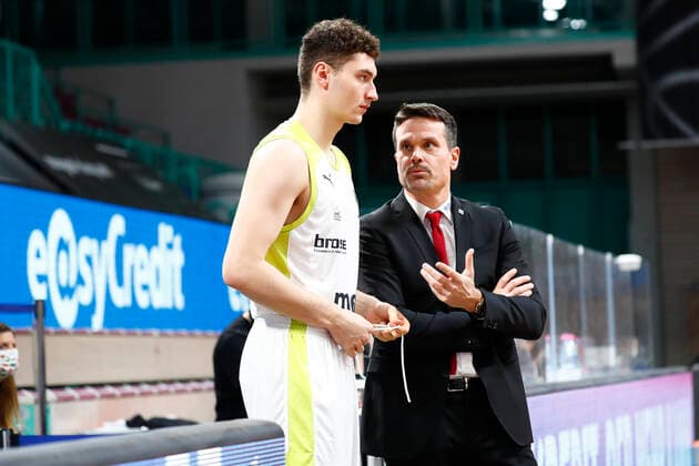 8. Spieltag der easyCredit BBL Basketball Bundesliga in der Oberfrankenhalle in Bayreuth Saison 2020-2021 Medi Bayreuth gegen s.Oliver Würzburg Raoul Korner (Medi Bayreuth) Trainer rechts Kay Bruhnke (Medi Bayreuth 9) links