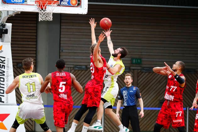 8. Spieltag der easyCredit BBL Basketball Bundesliga in der Oberfrankenhalle in Bayreuth Saison 2020-2021 Medi Bayreuth gegen s.Oliver Würzburg Bastian Doreth (Medi Bayreuth 10) rechts Julian Albus (s.Oliver Würzburg 20) links
