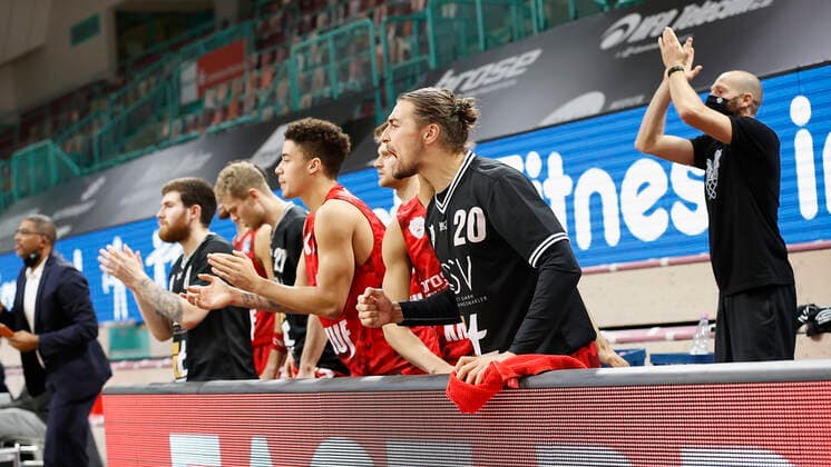 Deutschland, Bayreuth, Oberfrankenhalle, 22.12.2020, emspor, emonline, despor, deonline, medi bayreuth vs. s.Oliver Wuerzburg, Basketball, BBL Bild: v. li. Tayler Persons (s.Oliver Wuerzburg), Jonas Weitzel (s.Oliver Wuerzburg), Tyson Ward (s.Oliver Wuerzburg), Florian Koch (s.Oliver Wuerzburg), Cameron Hunt (s.Oliver Wuerzburg) und Julian Albus (s.Oliver Wuerzburg) Copyright: HMBxMedia xHeikoxBecker
