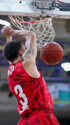 Deutschland , Bayreuth , Oberfrankenhalle , 22.12.2020, emspor, emonline, despor, deonline, medi Bayreuth vs. s.Oliver Wuerzburg, easyCredit BBL, 8. Spieltag Bild: Tyson Ward (s.Oliver Wuerzburg) mit dem Dunking Copyright: HMBxMedia JulienxBecker