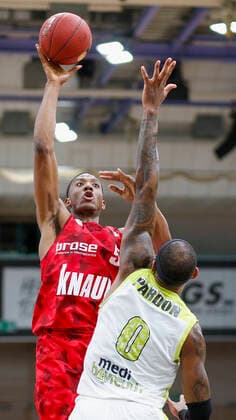 Deutschland , Bayreuth , Oberfrankenhalle , 22.12.2020, emspor, emonline, despor, deonline, medi Bayreuth vs. s.Oliver Wuerzburg, easyCredit BBL, 8. Spieltag Bild: v. l. Justin Sears (s.Oliver Wuerzburg) mit dem Korbleger und Dererk Pardon (medi Bayreuth) Copyright: HMBxMedia JulienxBecker