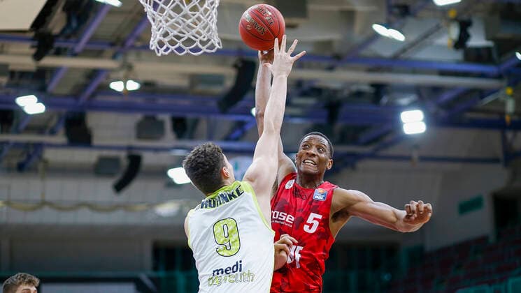 Sport Themen der Woche KW52 Sport Bilder des Tages Deutschland , Bayreuth , Oberfrankenhalle , 22.12.2020, emspor, emonline, despor, deonline, medi Bayreuth vs. s.Oliver Wuerzburg, easyCredit BBL, 8. Spieltag Bild: v. l. Kay Bruhnke (medi Bayreuth) und Justin Sears (s.Oliver Wuerzburg) mit dem Korbleger Copyright: HMBxMedia JulienxBecker