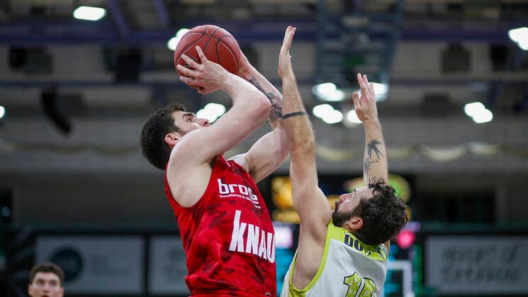 Deutschland , Bayreuth , Oberfrankenhalle , 22.12.2020, emspor, emonline, despor, deonline, medi Bayreuth vs. s.Oliver Wuerzburg, easyCredit BBL, 8. Spieltag Bild: v. l. Tayler Persons (s.Oliver Wuerzburg) mit dem Korbleger und Bastian Doreth (medi Bayreuth) Copyright: HMBxMedia JulienxBecker