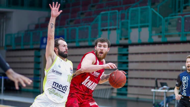 Deutschland , Bayreuth , Oberfrankenhalle , 22.12.2020, emspor, emonline, despor, deonline, medi Bayreuth vs. s.Oliver Wuerzburg, easyCredit BBL, 8. Spieltag Bild: v. l. Bastian Doreth (medi Bayreuth) und Tayler Persons (s.Oliver Wuerzburg) Copyright: HMBxMedia JulienxBecker