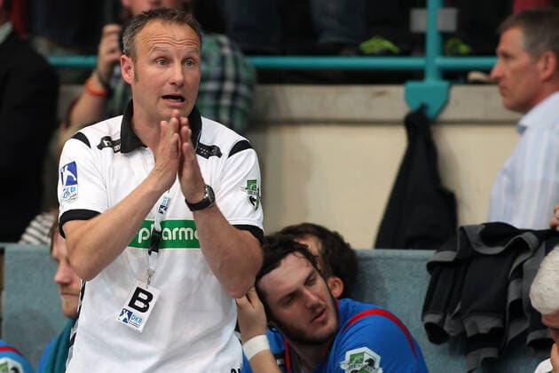 Minden, Deutschland 17. Mai 2013: 1. HBL 12 13 - GWD Minden vs. TSV Hannover-Burgdorf. Trainer Christopher Nordmeyer (Hannover) unzufrieden enttäuscht enttaeuscht niedergeschlagen frustriert, Aktion . Einzelbild . 1. HBL 12 13 - GWD Minden vs. TSV Hannover-Burgdorf.