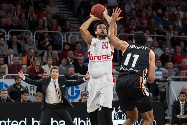 Bamberg, Deutschland 17. November 2019: BBL - 19 20 - Brose Bamberg vs. Ratiopharm Ulm v. li Elias Harris (Bamberg) und Grant Jerrett (Ulm), Aktion Wurf mit Ball BBL - 19 20 - Brose Bamberg vs. Ratiopharm Ulm
