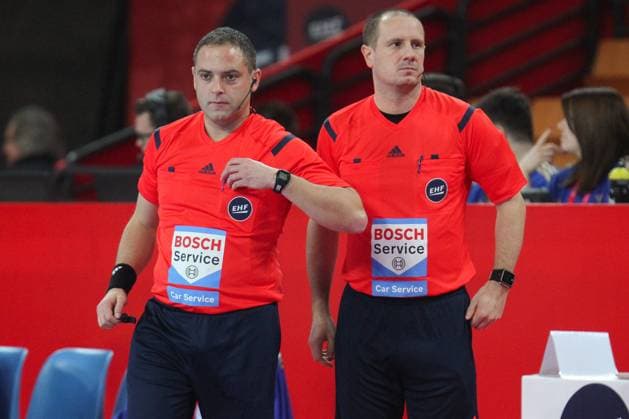 Breslau, Polen 18. Januar 2016: EHF Euro 2016 - Gruppe C - Deutschland vs. Schweden Schiedsrichterduo v.li. Matija Gubica (Kroatien) und Boris Milosevic (Kroatien) EHF Euro 2016 - Gruppe C - Deutschland vs. Schweden