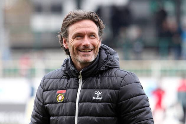 Muenster, Deutschland 18. Februar 2017: 3.Liga - 16 17 - SC Preussen Muenster vs. SG Sonnenhof Grossaspach Trainer Oliver Zapel (Großaspach) Portrait Gesicht lachend laechelnd gut gelaunt grinst grinsend 3.Liga - 16 17 - SC Preussen Muenster vs. SG Sonnenhof Grossaspach
