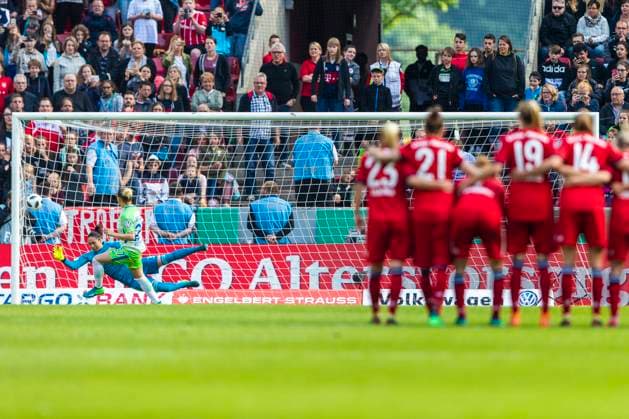 Koeln, Deutschland 19. Mai 2018: Finale DFB Pokal Frauen - 17 18 - VfL Wolfsburg vs. Bayern Muenchen Der FC Bayern München (Rechts) verliert im Elfmeterschießen. Feature Symbol Symbolfoto charakteristisch Detail Finale DFB Pokal Frauen - 17 18 - VfL Wolfsburg vs. Bayern Muenchen