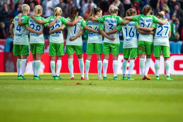 Koeln, Deutschland 19. Mai 2018: Finale DFB Pokal Frauen - 17 18 - VfL Wolfsburg vs. Bayern Muenchen Die Mannschaft des VFL Wolfsburg Feature Symbol Symbolfoto charakteristisch Detail Zusammenhalt Finale DFB Pokal Frauen - 17 18 - VfL Wolfsburg vs. Bayern Muenchen