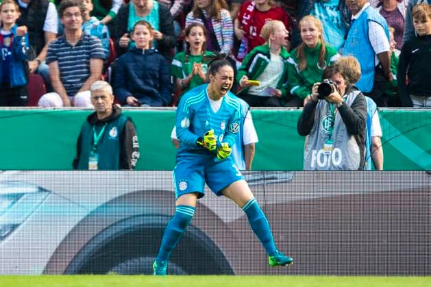 Koeln, Deutschland 19. Mai 2018: Finale DFB Pokal Frauen - 17 18 - VfL Wolfsburg vs. Bayern Muenchen Torhüterin Manuela Zinsberger (FC Bayern München) nach einem gehaltenen Elfmeter Gestik Geste gestikuliert Mimik starker Gesichtsausdruck Emotion. Zufrieden Finale DFB Pokal Frauen - 17 18 - VfL Wolfsburg vs. Bayern Muenchen